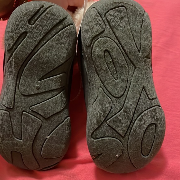 Ever play , cute sparkly pink shoes , for rain or snow - Picture 4 of 8